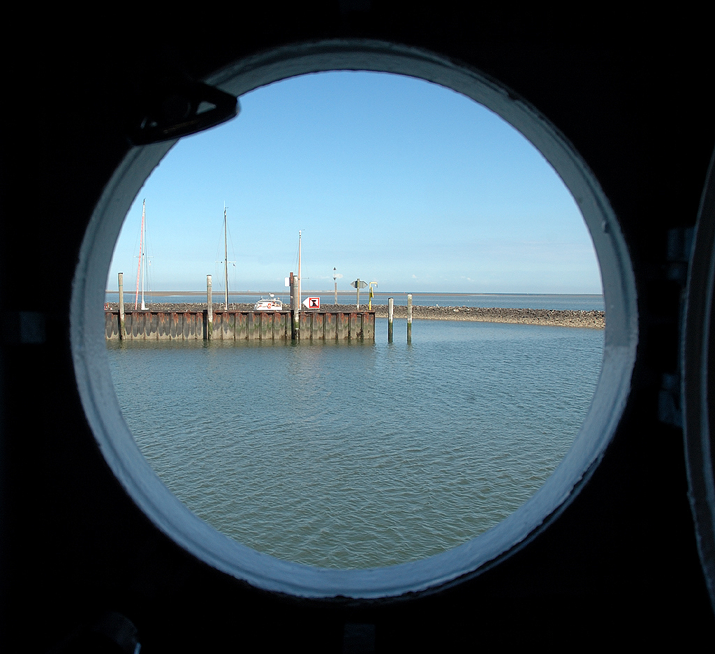 Bullaugenblick-Abfahrt von Wangerooge Hafen