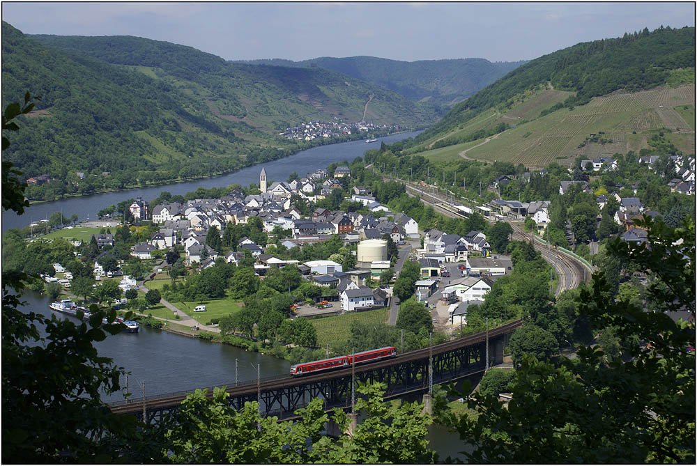 Bullay mit Bahnhof und Zug auf der Doppelbrücke Foto & Bild eisenbahn