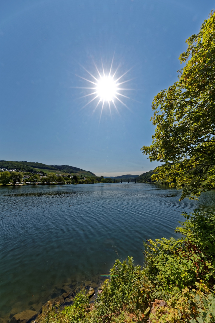 Bullay mit der Doppelstockbrücke