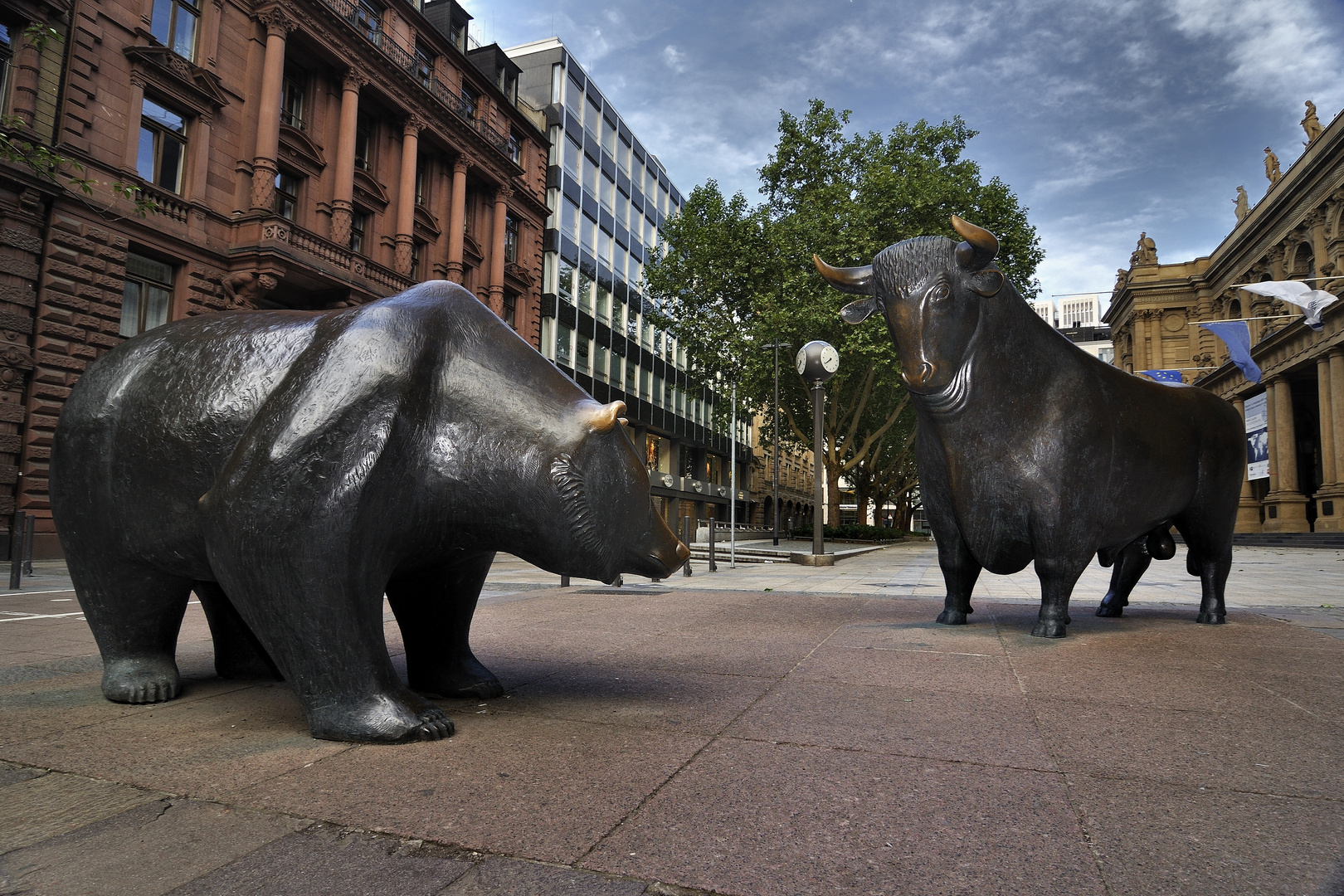 Bulle & Bär vor der Börse Frankfurt