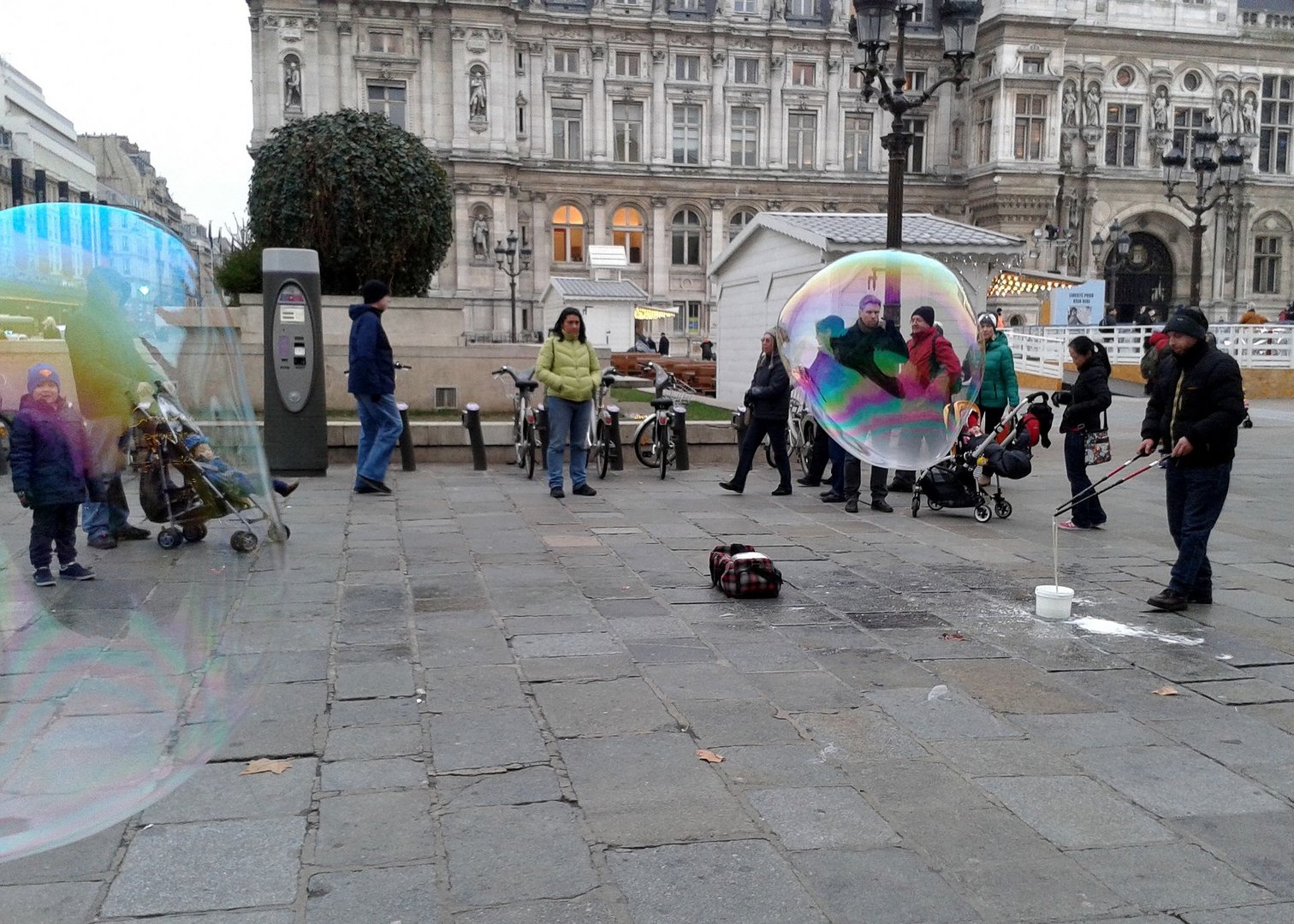 Bulles magiques devant l'Hôtel de Ville de Paris