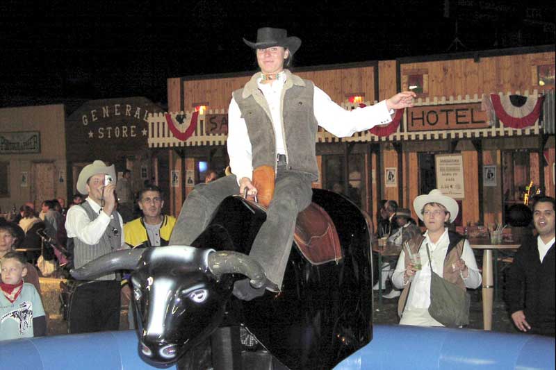 Bullriding vor Westernkulisse