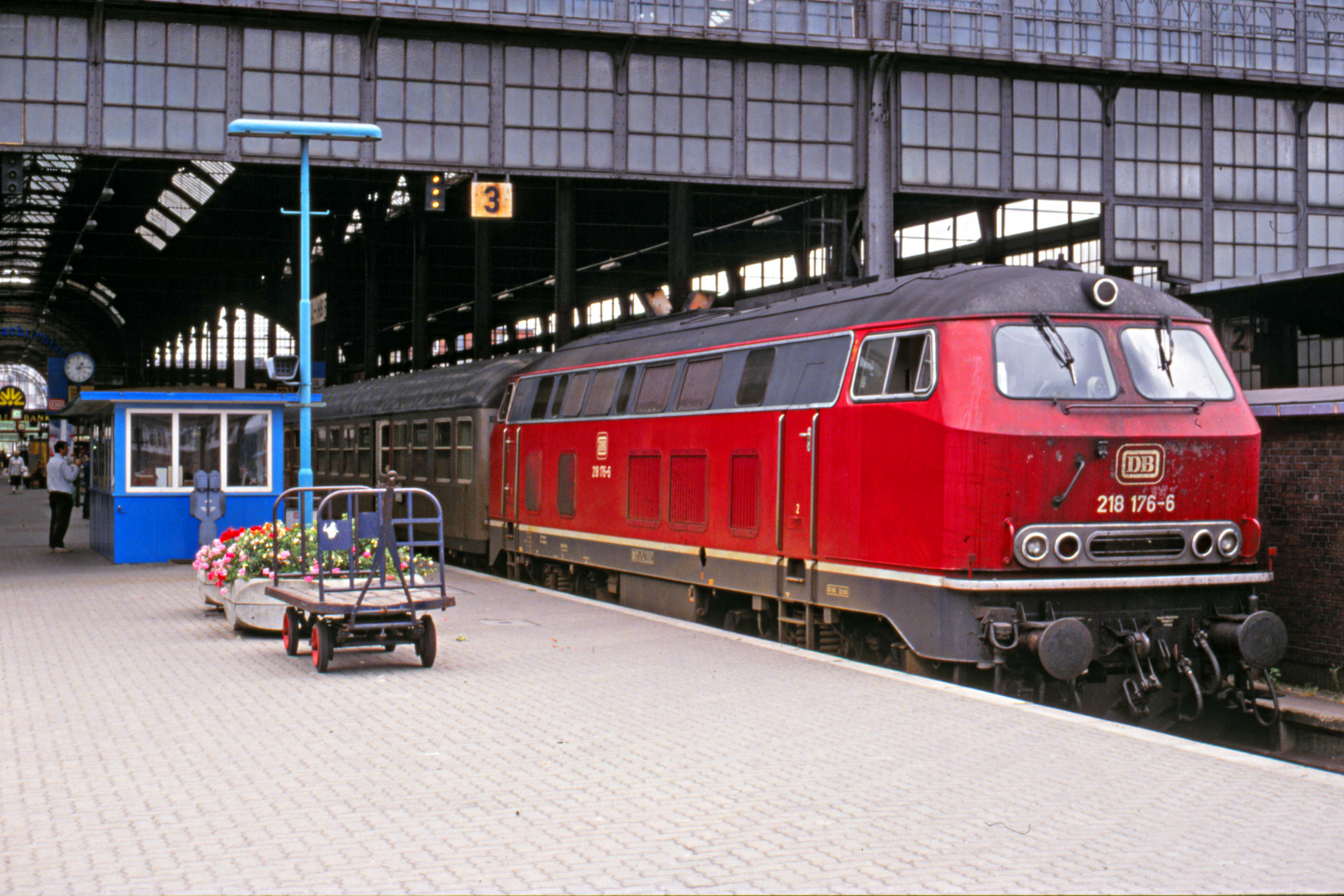 Bundesbahn 218 176 mit Silberlingen in der alten Bahnhofshalle Kiel