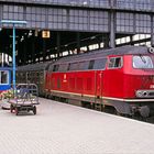 Bundesbahn 218 176 mit Silberlingen in der alten Bahnhofshalle Kiel