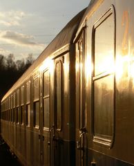 Bundesbahnfarben im Abendlicht