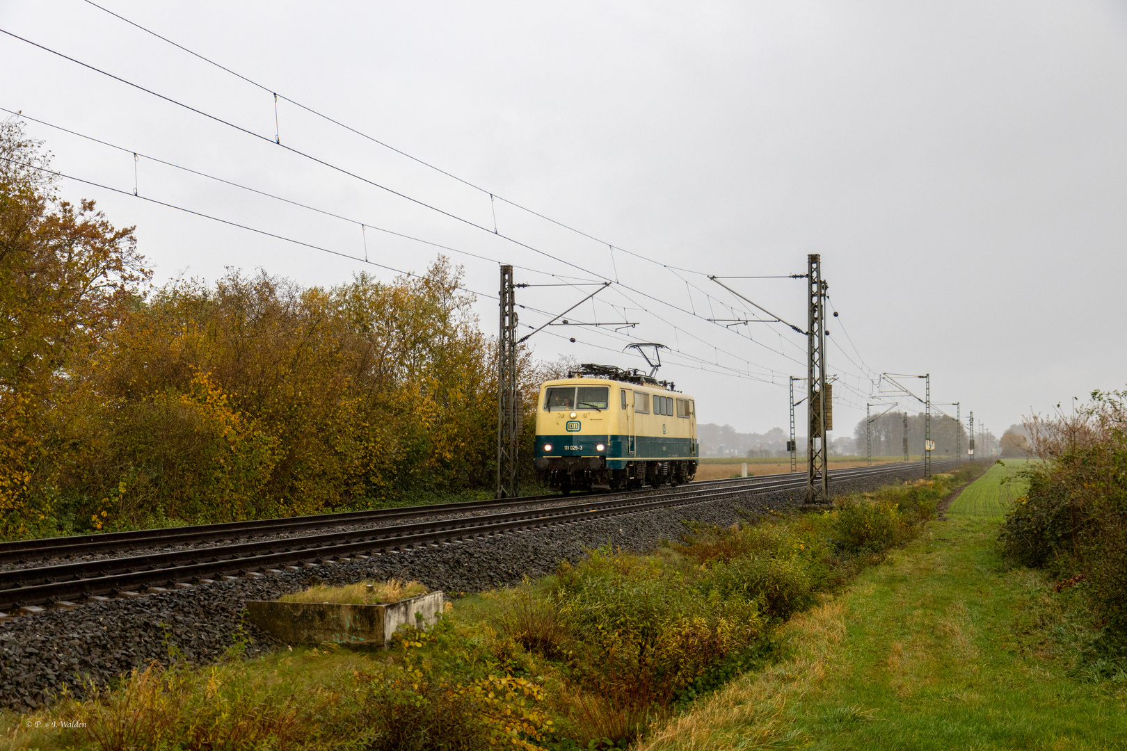 Bundesbahnfarben im Regen