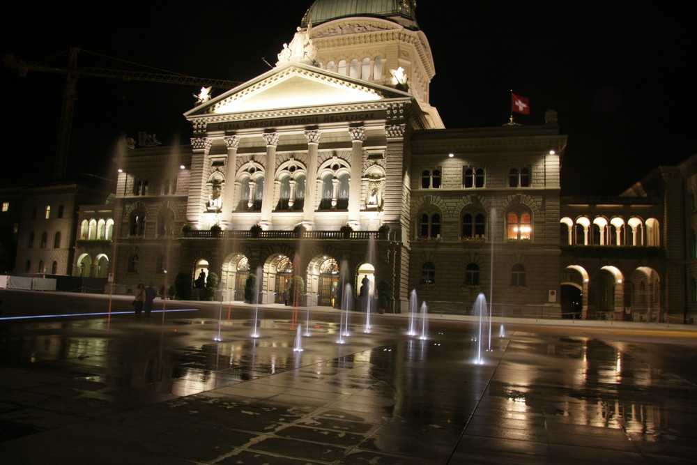 Bundeshaus by Night mit dem Wasserspiel