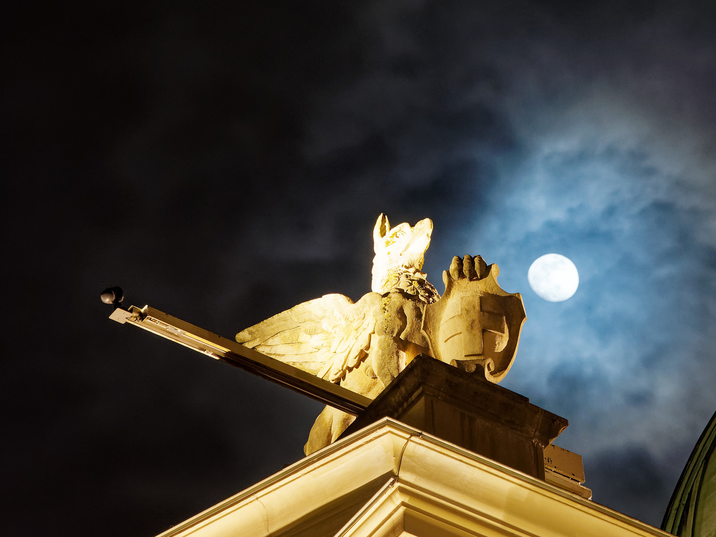 Bundeshaus in Bern bei Vollmond