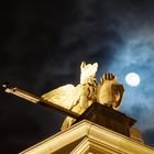 Bundeshaus in Bern bei Vollmond