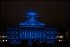 Bundeshaus in blau