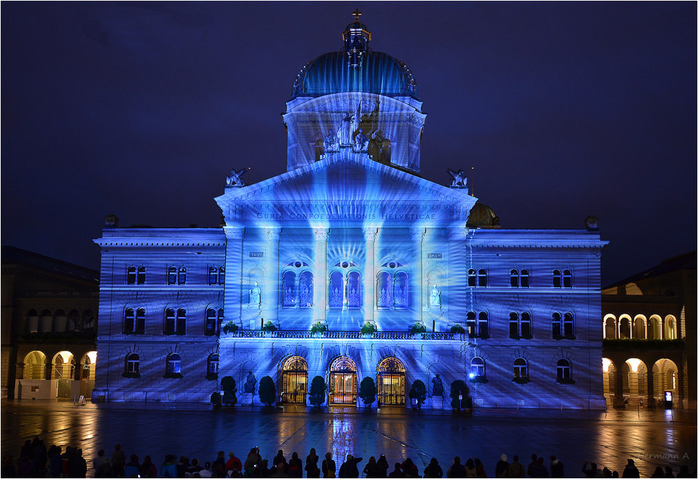 Bundeshaus in eisblau