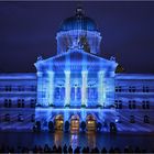 Bundeshaus in eisblau