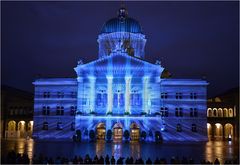 Bundeshaus in eisblau