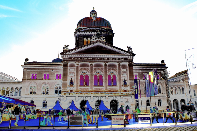 Bundeshaus mit Kunsteisbahn