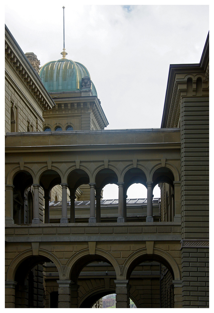 Bundeshausarkaden im Gegenlicht