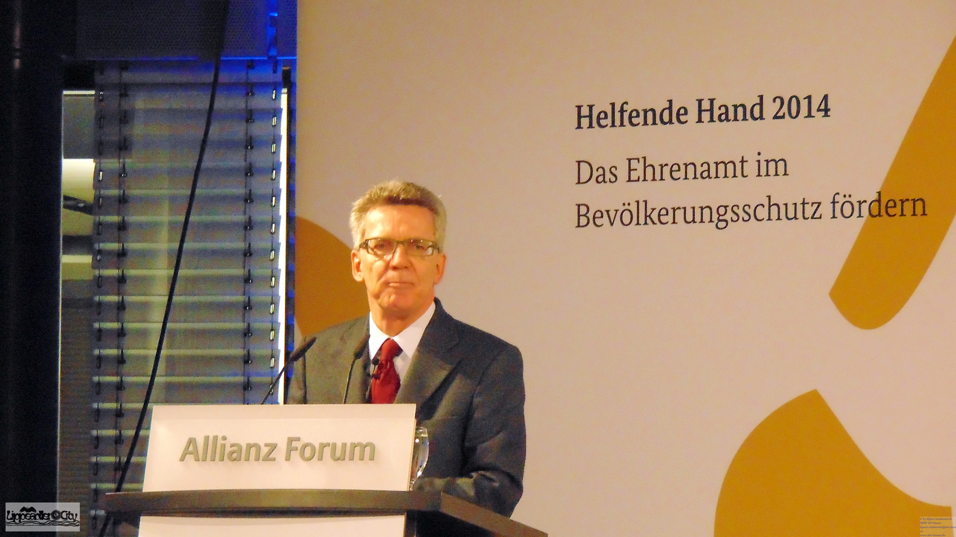 Bundesinnenminister beim Förderpreis Helfende Hand