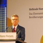 Bundesinnenminister beim Förderpreis Helfende Hand