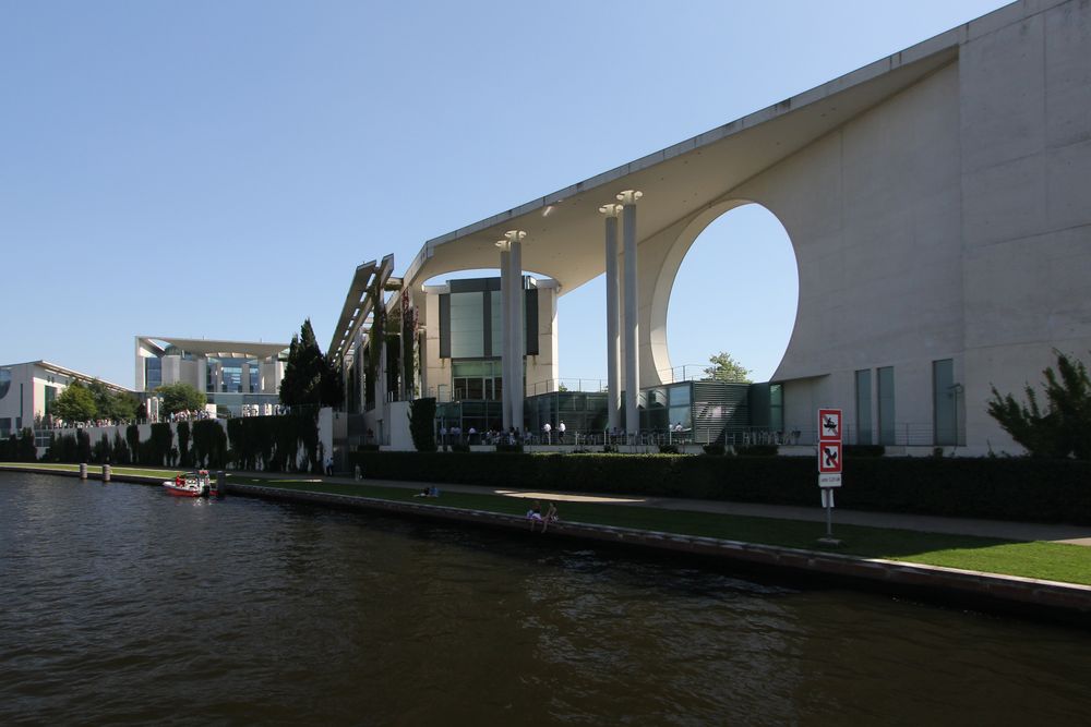 Bundeskanzleramt von der Spree aus, 19.08.2012