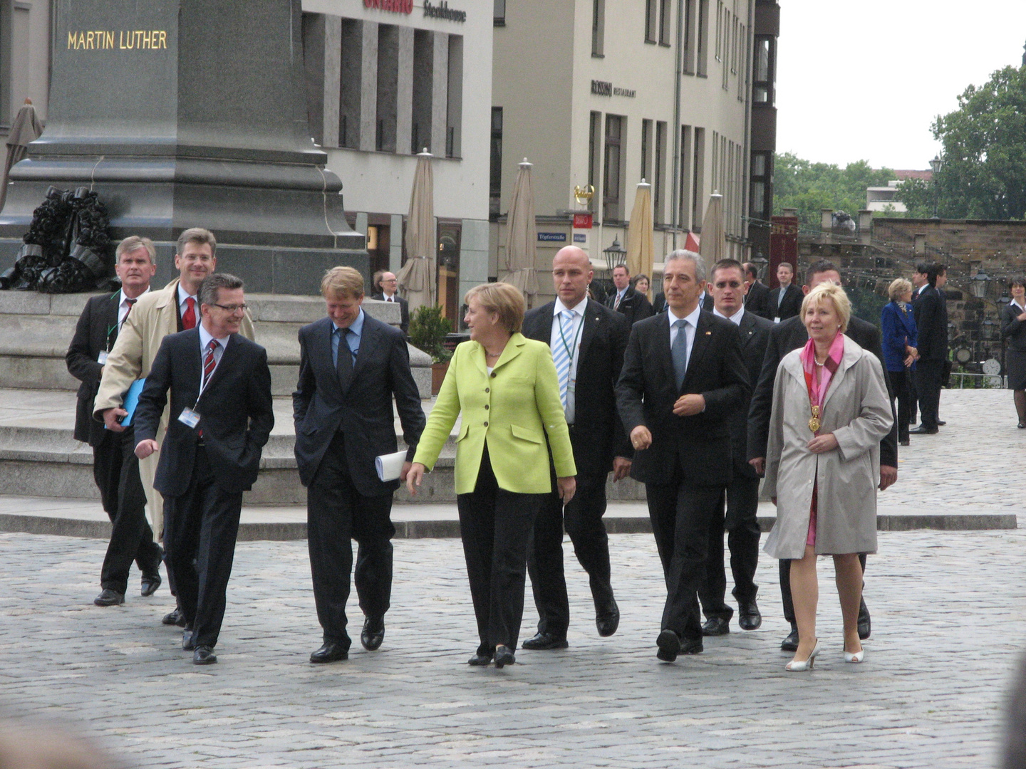 Bundeskanzlerin Merkel und der Ministerpräsident von Sachsen mit Stadtspitze