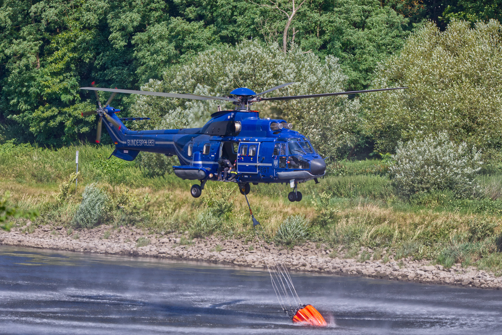 Bundespolizei beim Wasser aufnehmen 