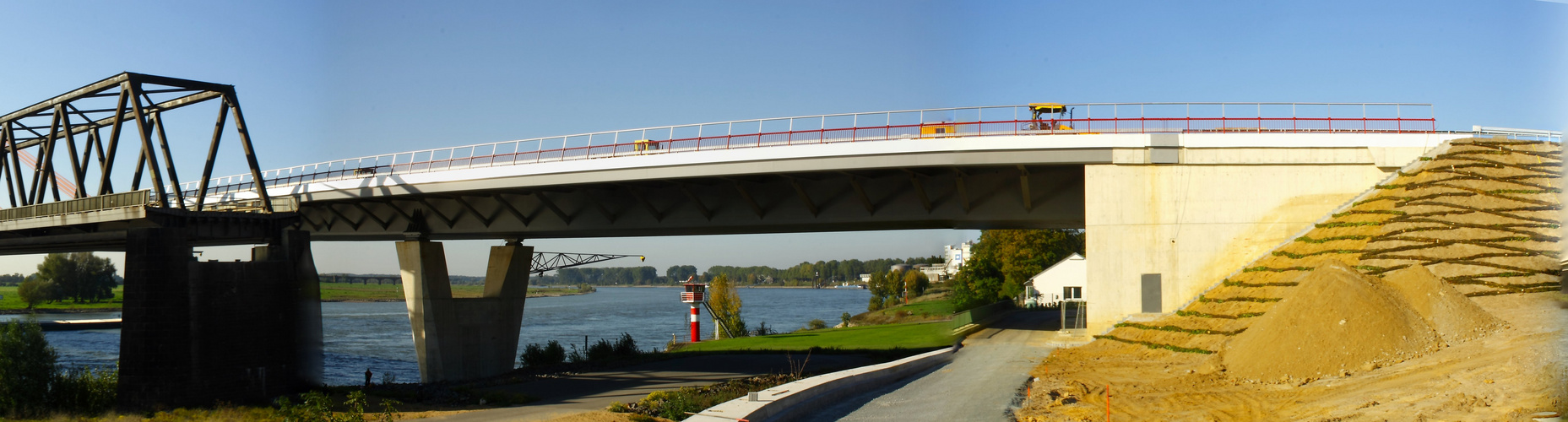 Bundesstrasse 58 Niederrheinbrücke Wesel / Neue und alte Rheinbrücke in Wesel