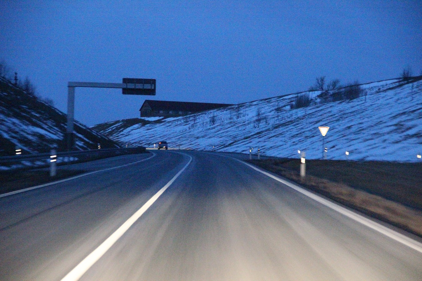 Bundesstrasse B2 hinter Gera im Winter