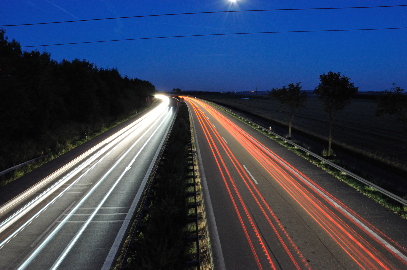 Bundesstraße bei Nacht