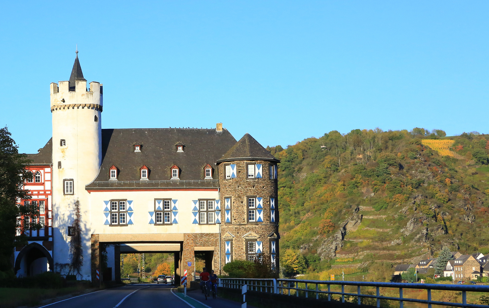 Bundesstraße durch die Burg