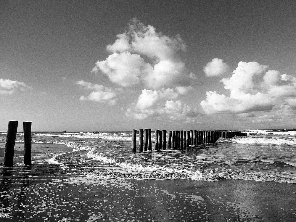 Bunen bei Flut und Wolken