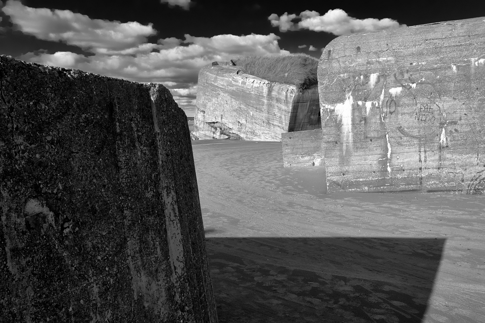 Bunker und Wolken