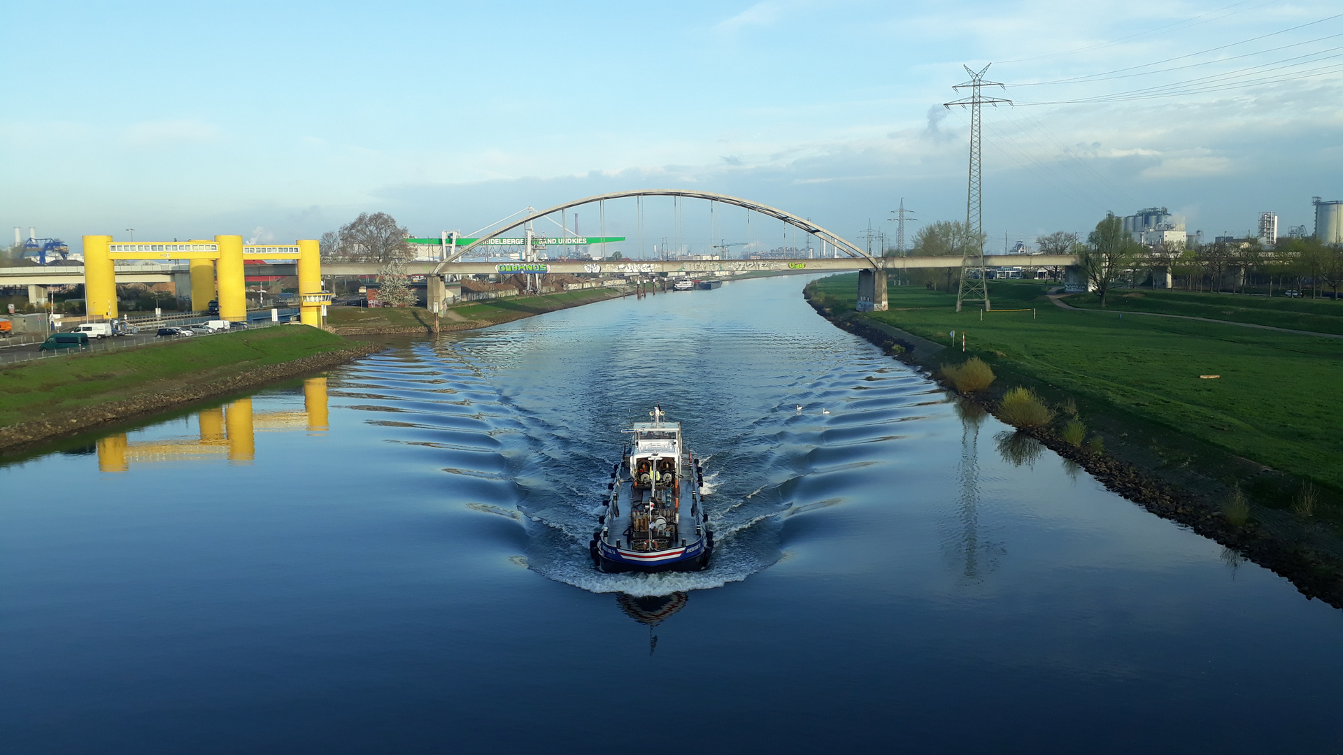 Bunkerschiff weckt den Neckar