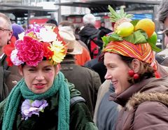 Bunt behütet im Karneval