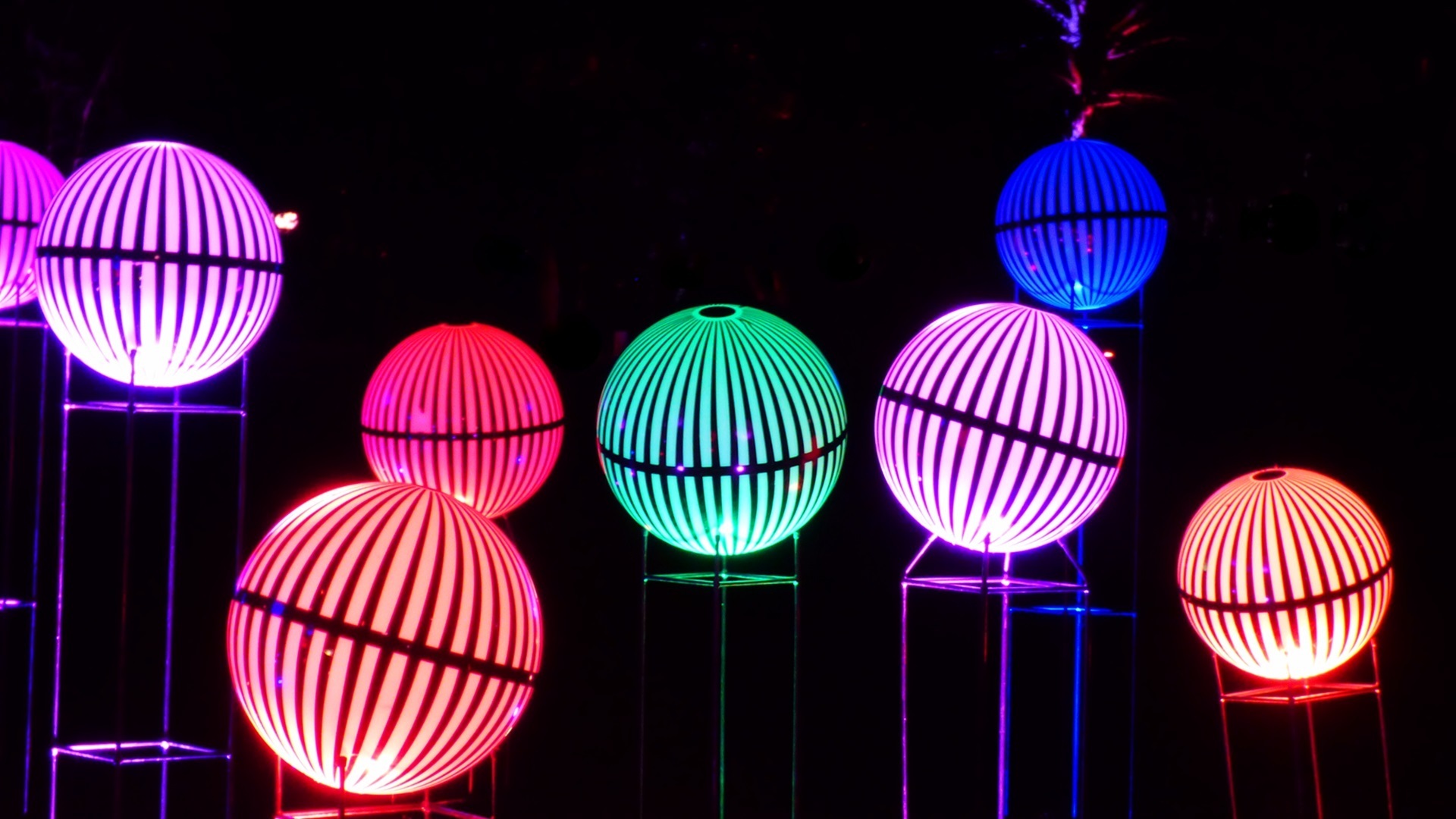 Bunt beleuchtete Kugeln . . . Foto & Bild landschaft, garten