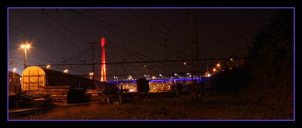 bunt beleuchtete Storchenbrücke