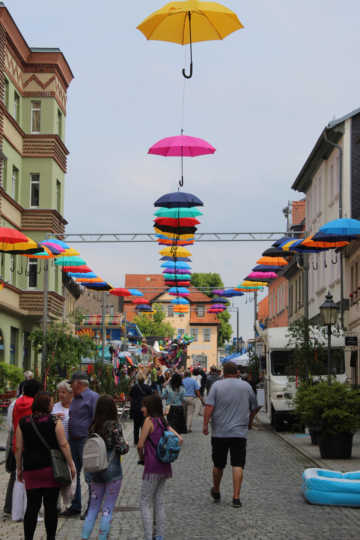 bunt beschirmtes Stadtfest 