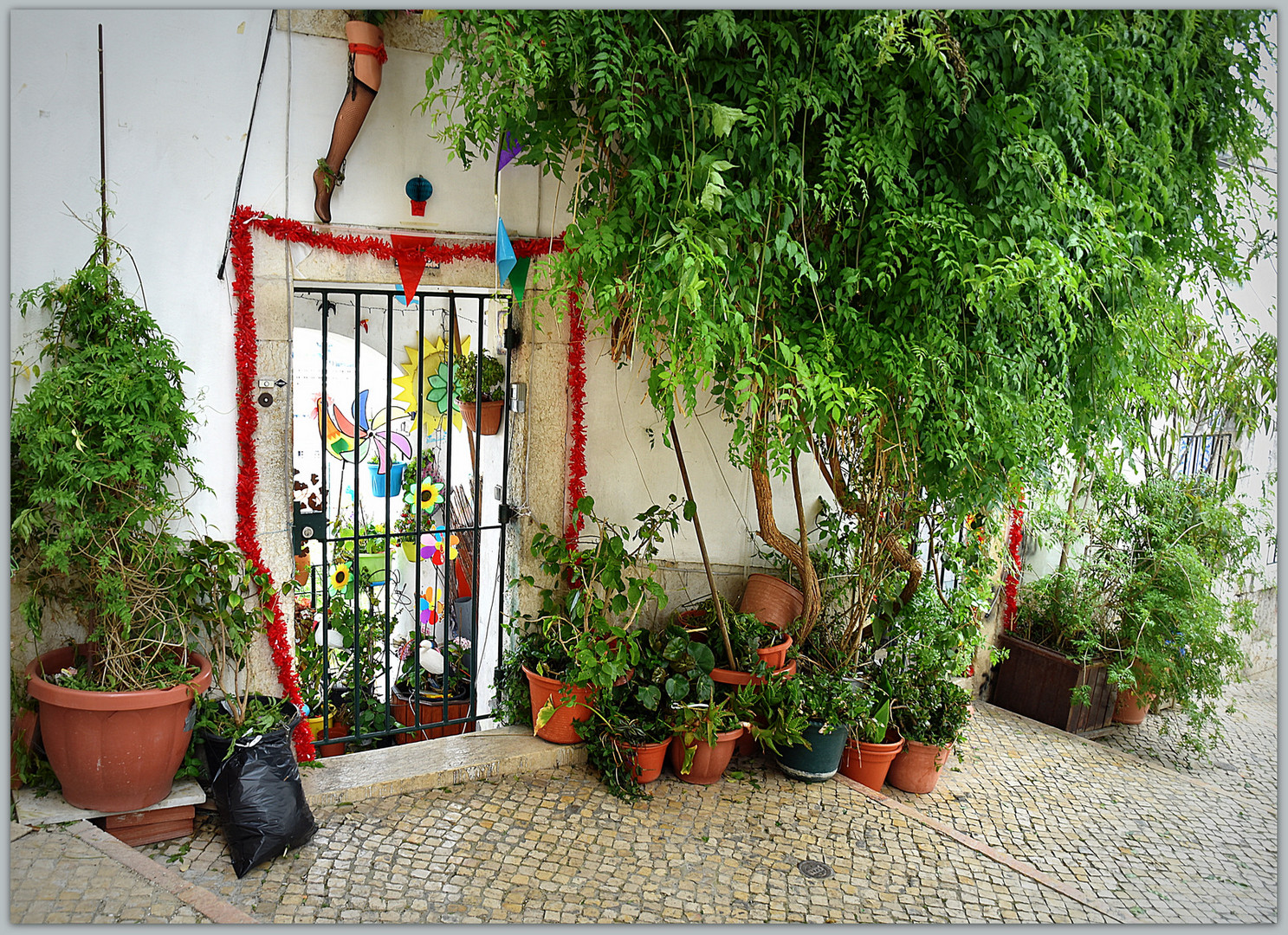 ... Bunt dekorierter Eingansbereich in der Altstadt von Lissabon...