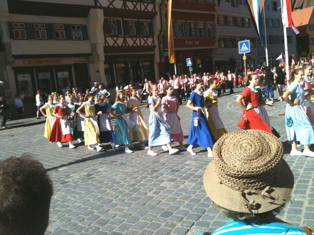 Bunt gekleidete farbenfrohe Mädchengruppe im Festzug