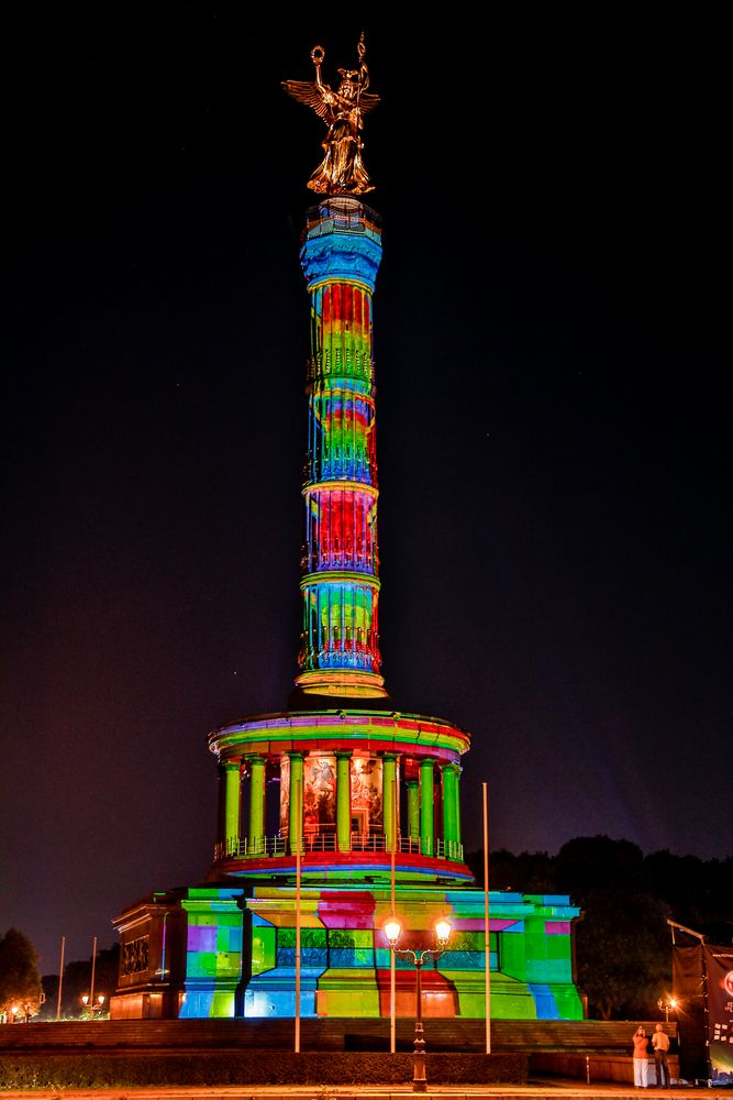 Bunt leuchtendes Nationaldenkmal