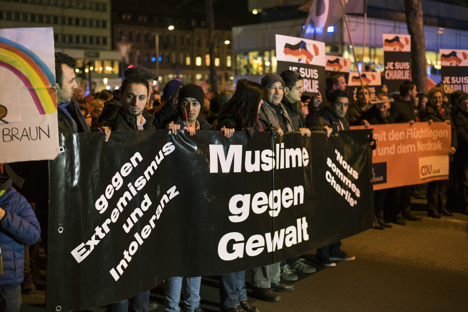 Bunt statt Braun - 9000 Menschen demonstrieren gegen Fremdenhass