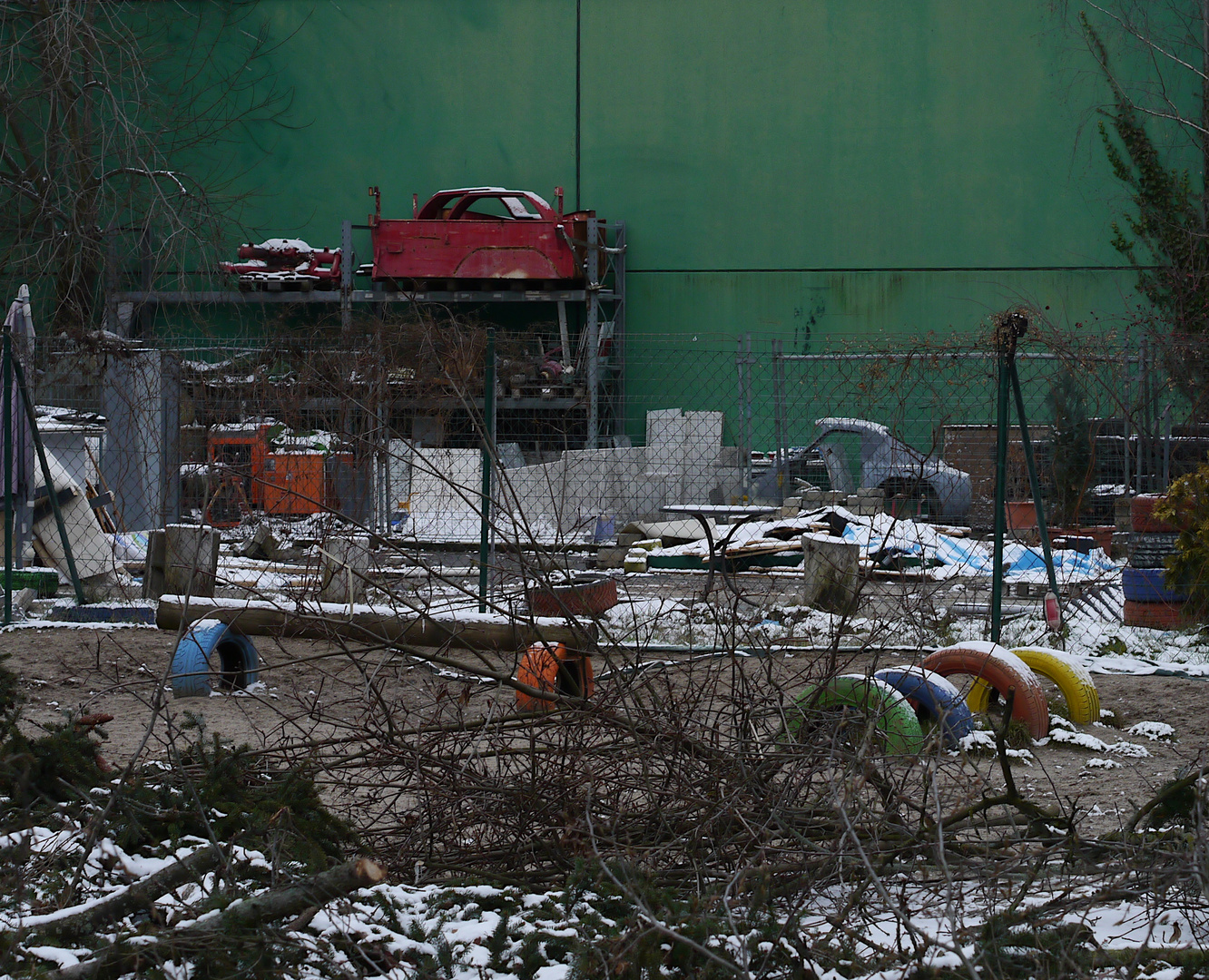 Bunte Autoreifen - Kinderspielplatz ?