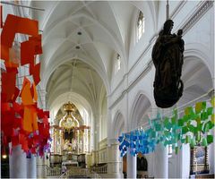 Bunte Bänder in der Kirche