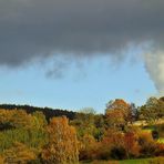 Bunte Bäume - dunkle Wolken