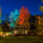 Bunte Bäume und Pavillon