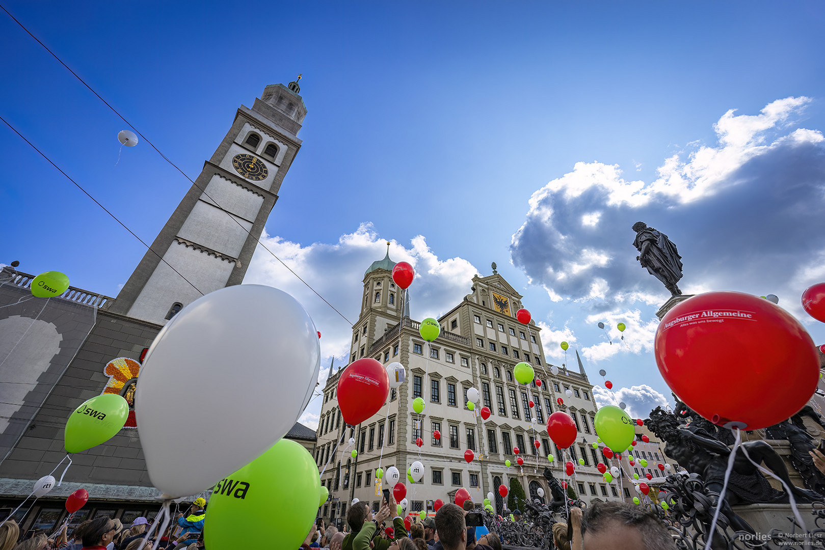 Bunte Ballons am Rathausplatz