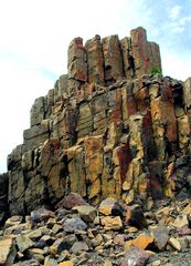 Bunte Basalt Säulen