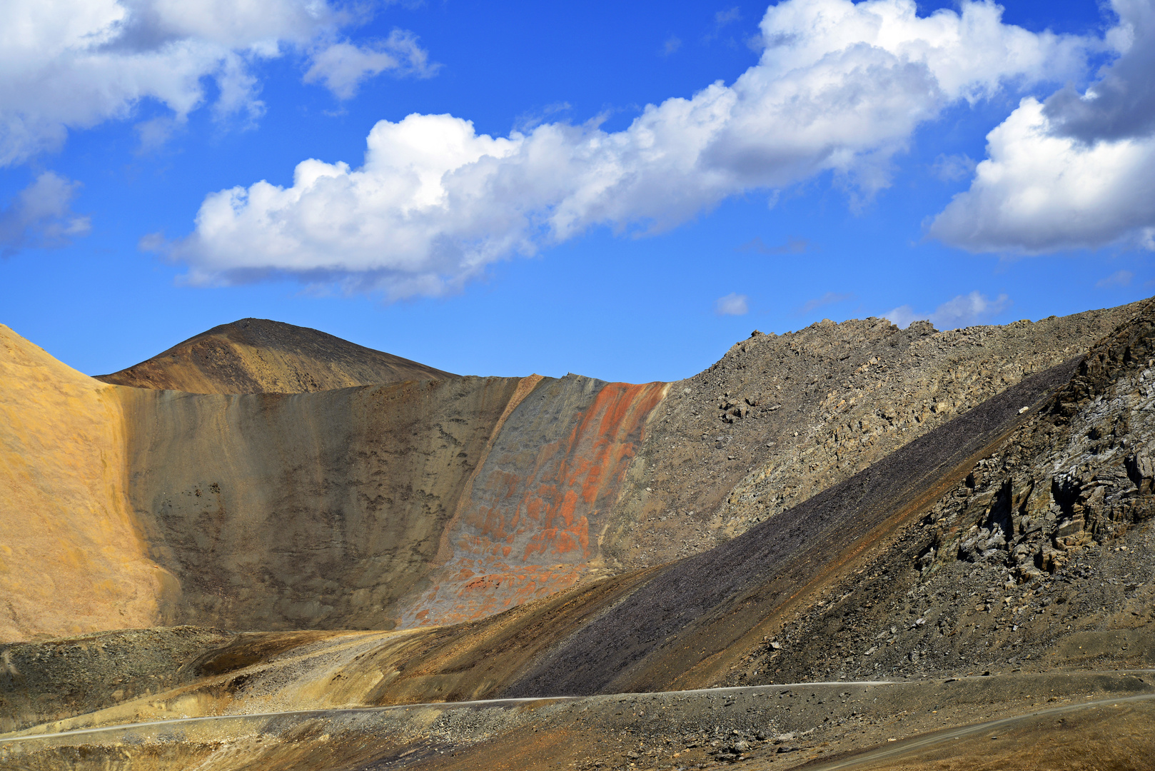 Bunte Berge in Kirgisistan 2016.