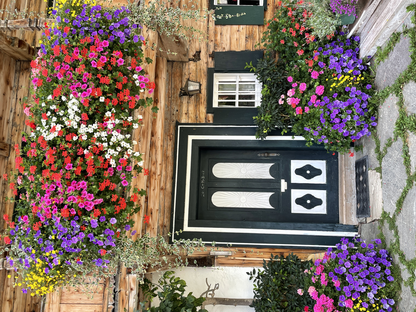 Bunte Blumenpracht am Branderhof in Aurach