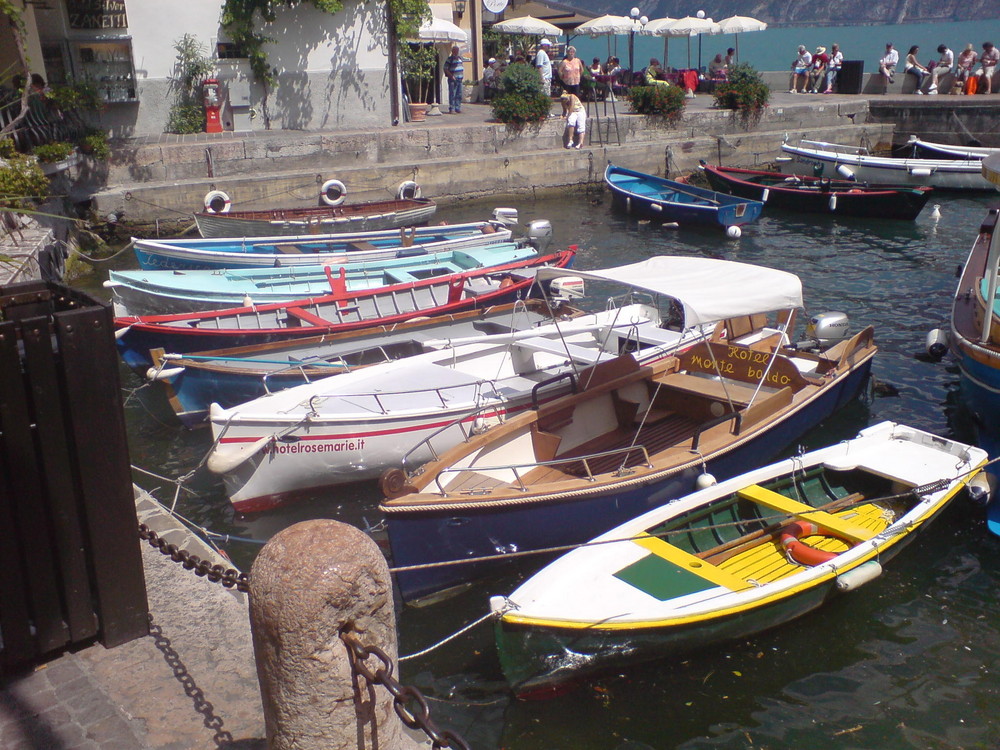 bunte Boote am Gardasee