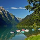 Bunte Boote am Klöntalersee