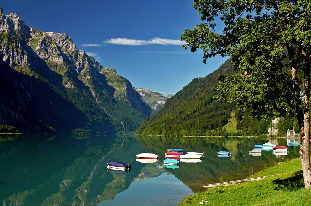 Bunte Boote am Klöntalersee